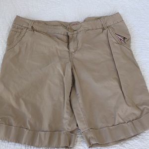 Woman’s cuffed khaki shorts